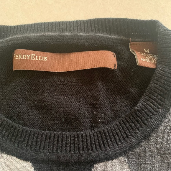 Perry Ellis - Size Medium. Lightweight Argyle Sweater - Picture 2 of 4